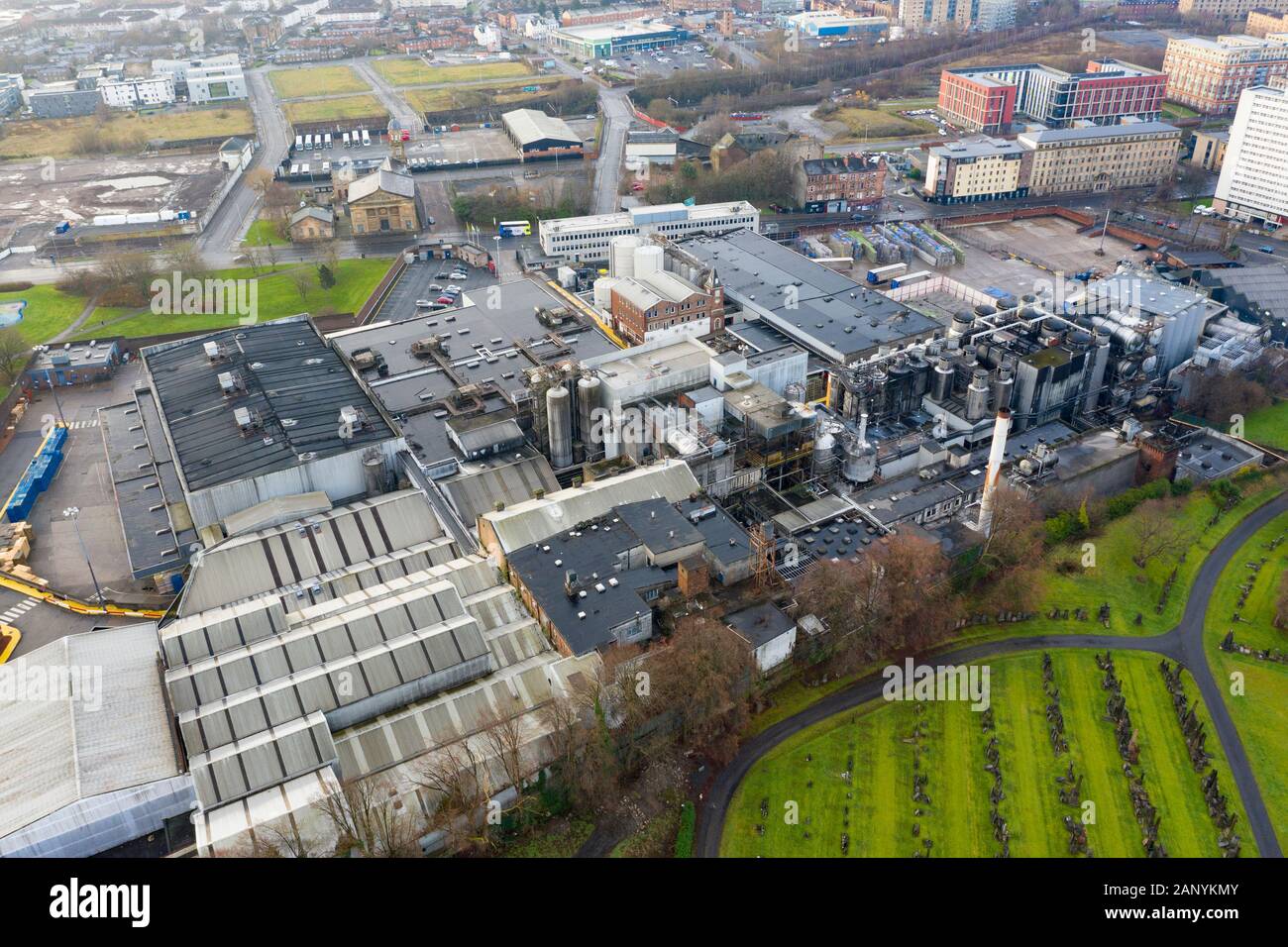 Vista del Wellpark Brewery, sede delle fabbriche di birra Tennent Caledonian nell'East End di Glasgow, Scozia, Regno Unito Foto Stock