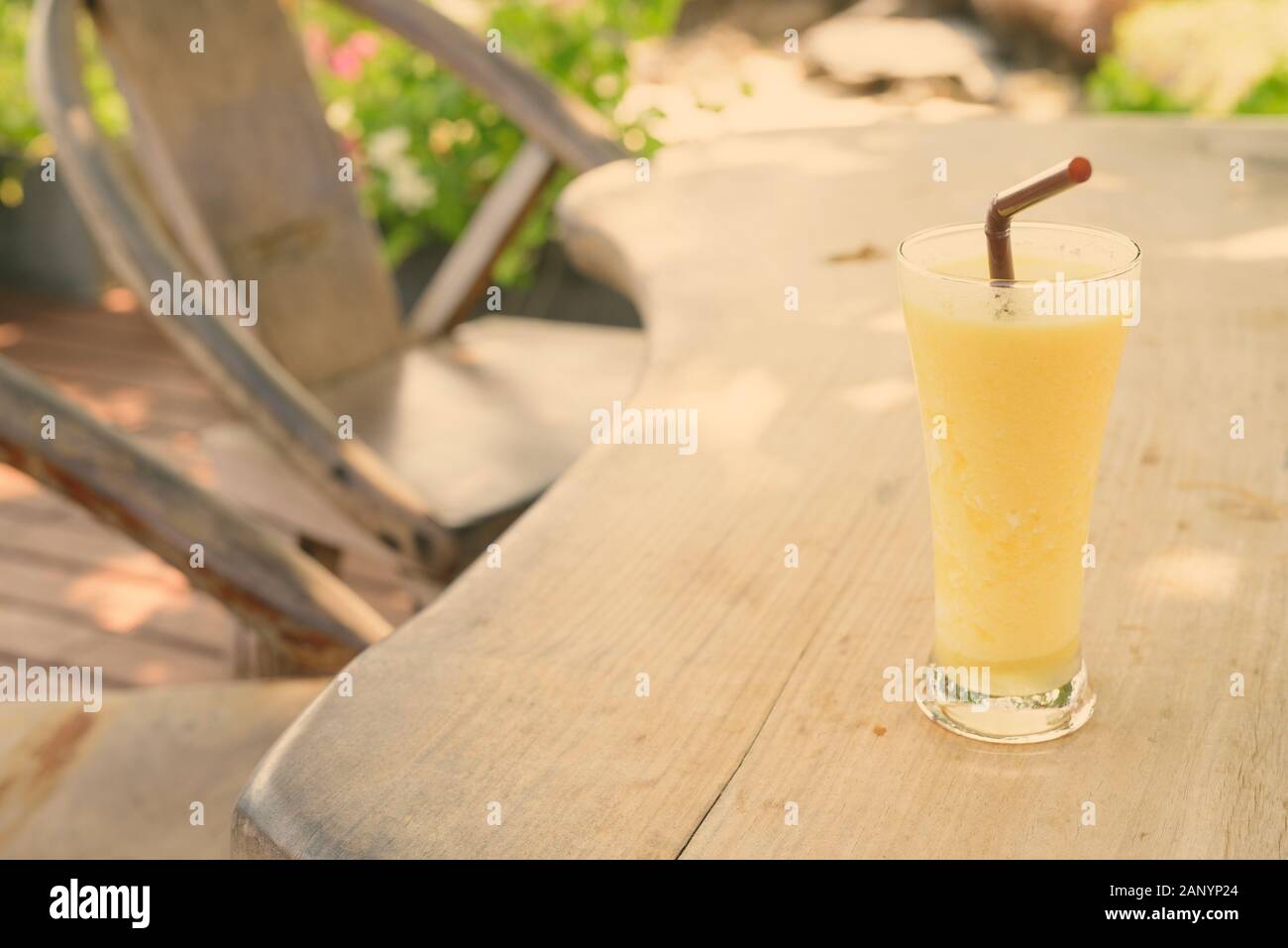 Rinfrescante e sano frullato di Mango sul tavolo di legno Foto Stock