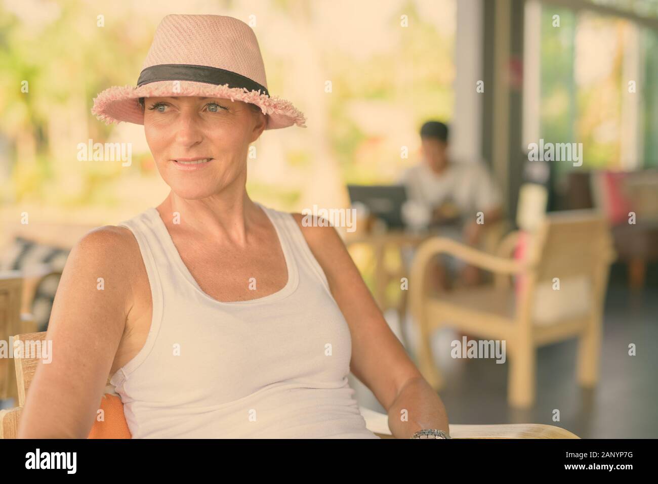 Coppia bella donna turistica rilassante presso il resort Foto Stock