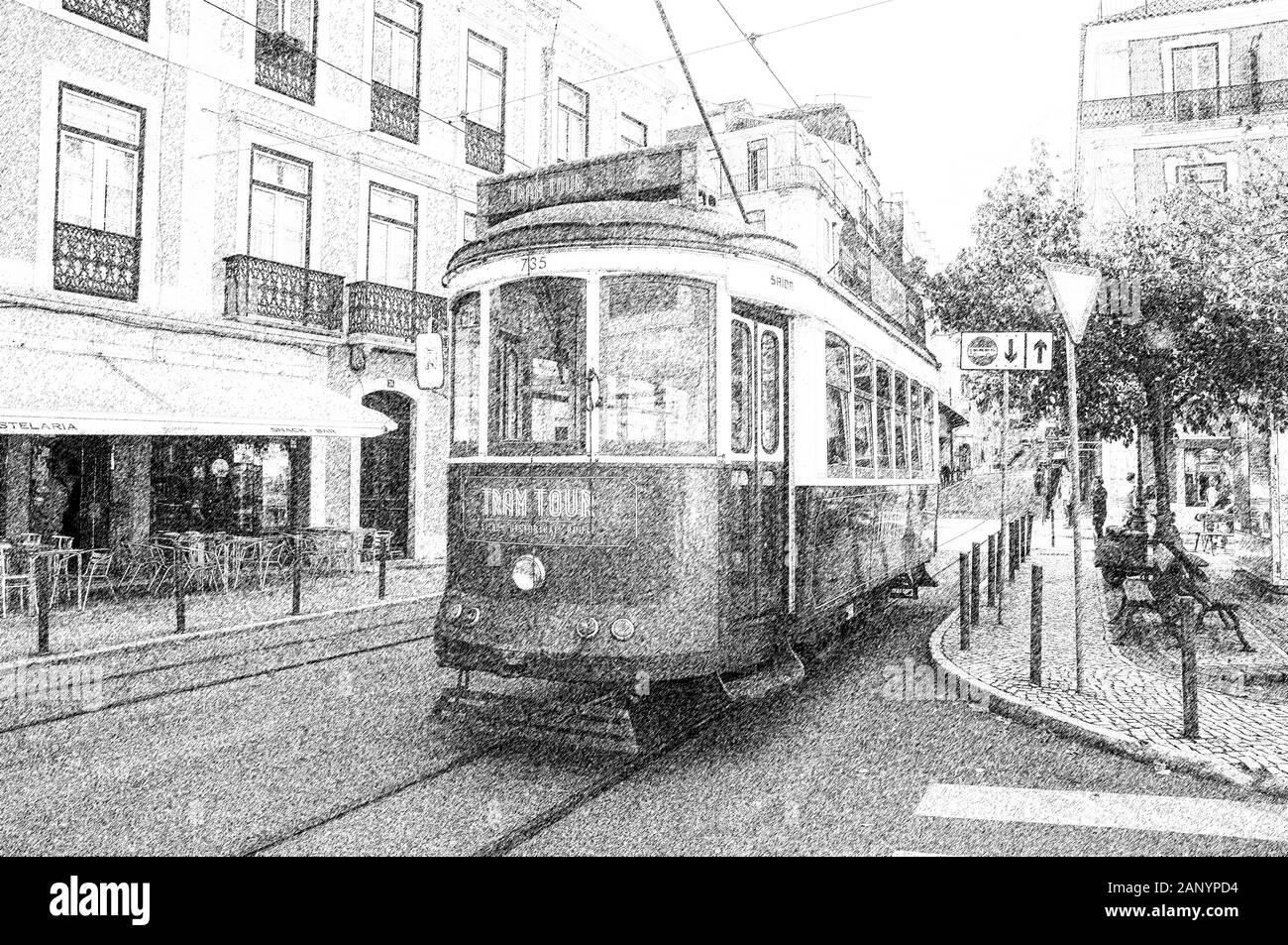 Immagine digitale migliorata di un tram verde nelle strette strade affollate di Lisbona, Portogallo Foto Stock
