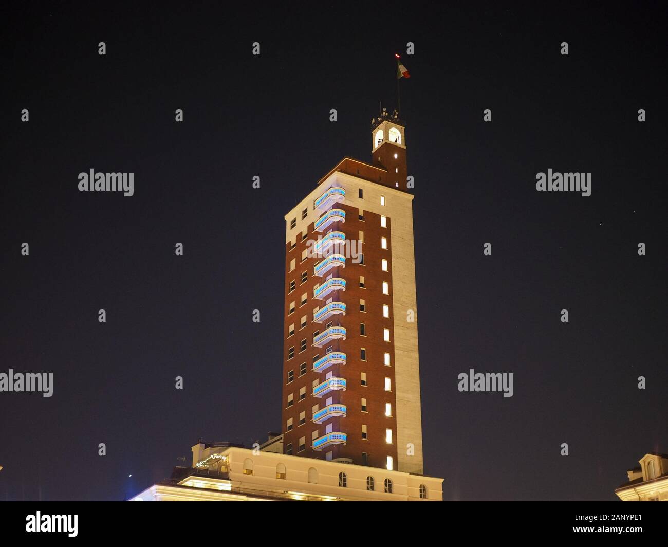 Torino, Italia - CIRCA NEL DICEMBRE 2019: la Torre Littoria grattacielo in Piazza Castello di notte Foto Stock