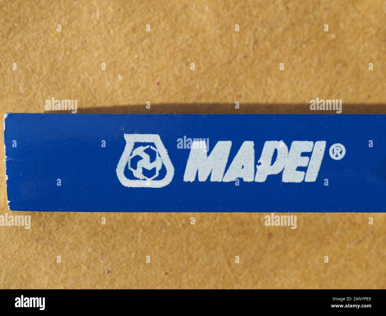 Milano, Italia - CIRCA NEL DICEMBRE 2019: Mapei segno su una matita Foto Stock