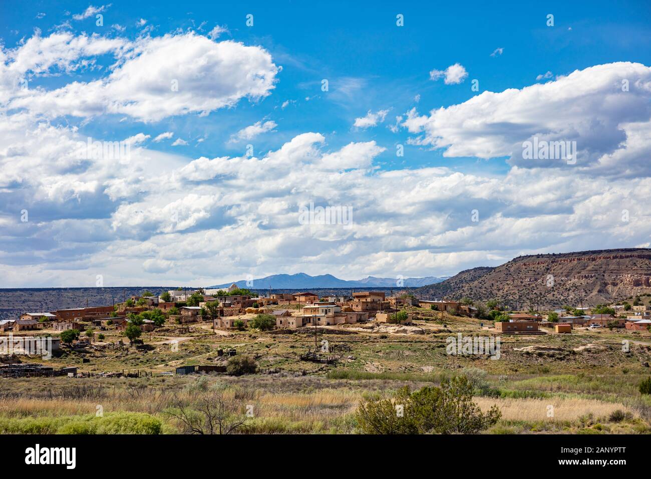 Chinle Arizona, Stati Uniti. Maggio 17, 2019. La città è situata nella contea di Apache. Vista della tradizionale al piano terra degli edifici. Montagne e il cielo nuvoloso backgro Foto Stock