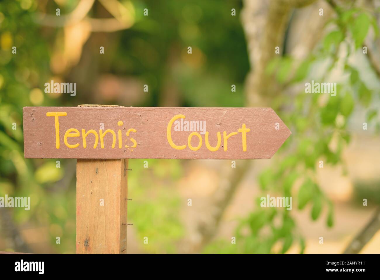 Cartello di legno rivolta verso il Campo da Tennis Foto Stock
