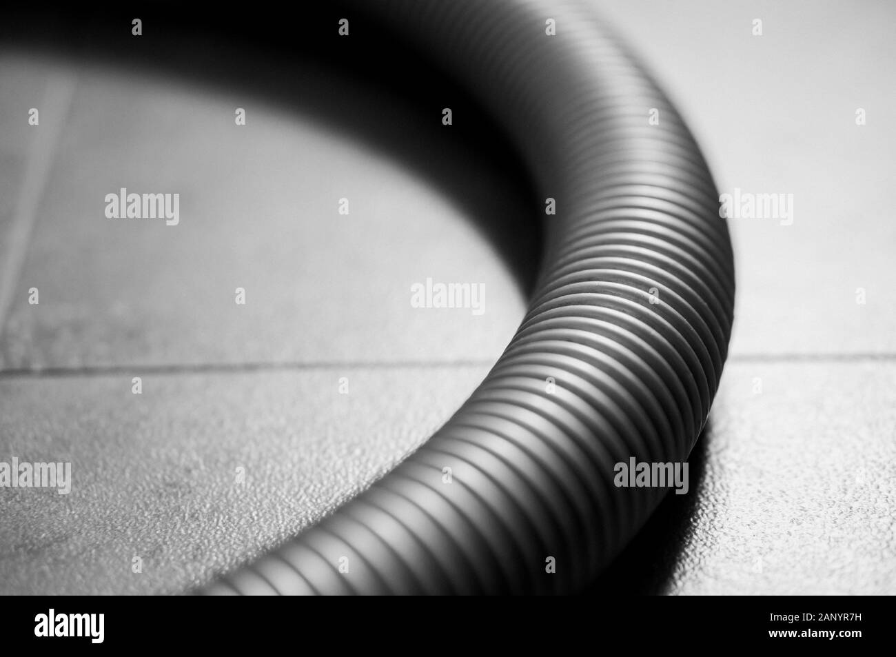 Immagine in scala di grigi del tubo a spirale di un aspirapolvere Foto Stock