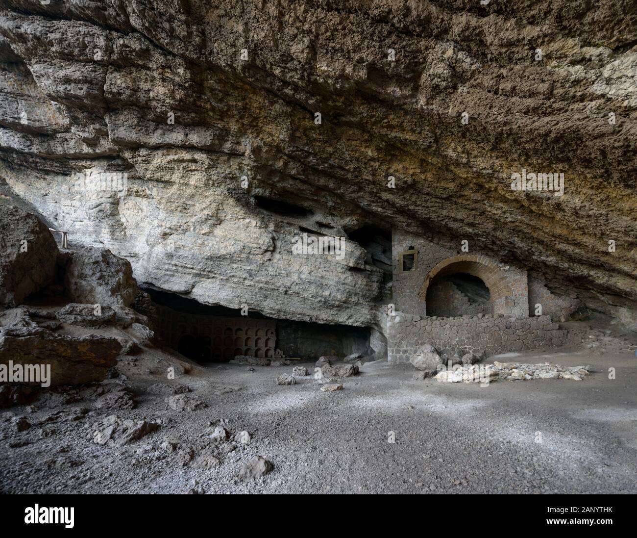 Colossale spazio interno del famoso Golitsyn naturale Grotta di mare grotta di montagna su sentiero Golitsyn vicino al nuovo mondo ubicazione, Crimea, Russia. Foto Stock