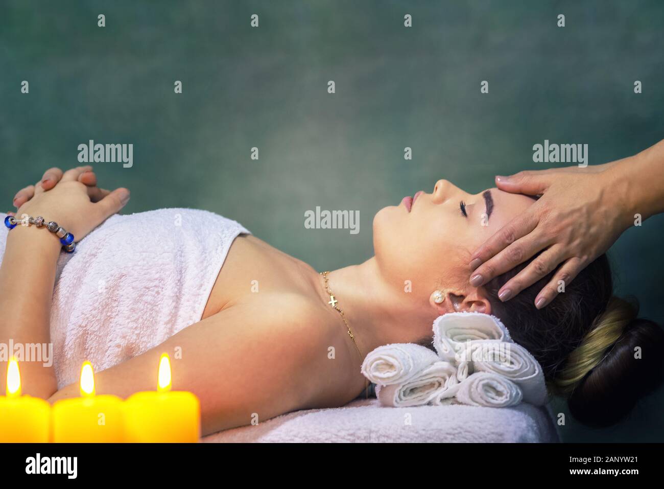 Giovane donna che ottiene il massaggio della testa alla spa di lusso Foto Stock