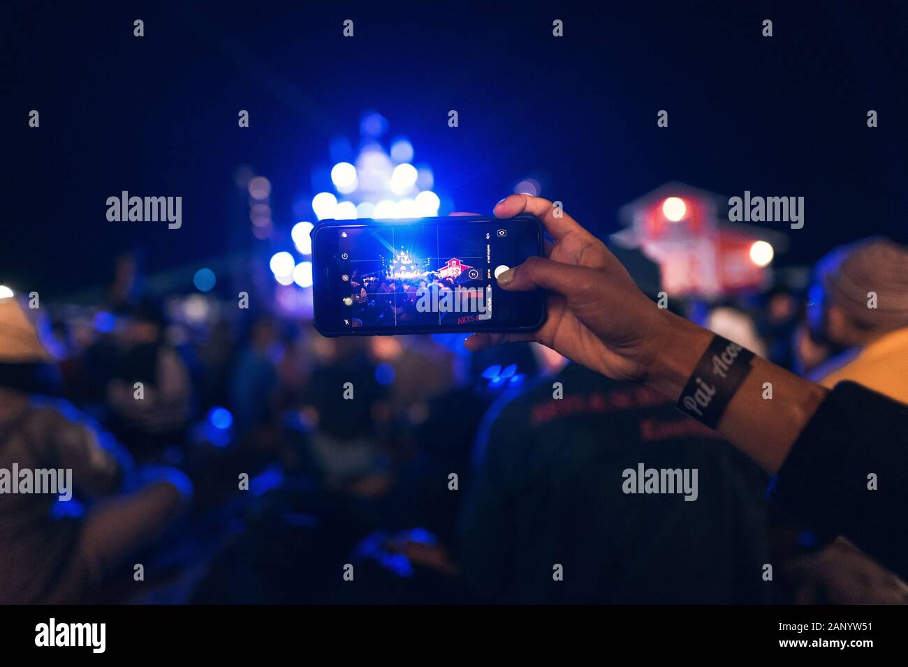 Concerto, ascolto musica acustica di notte pai Foto Stock