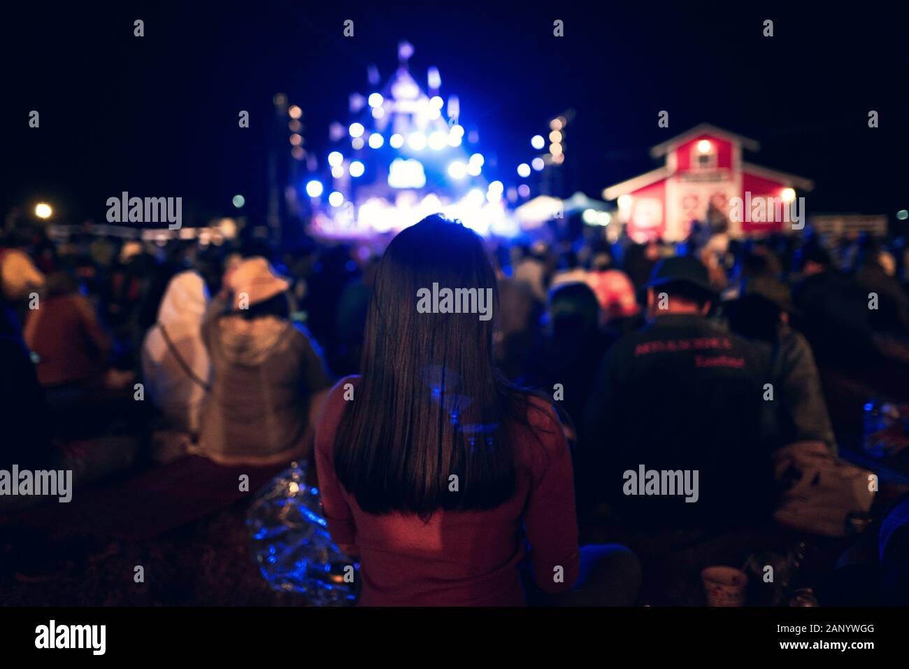 Concerto, ascolto musica acustica di notte pai Foto Stock