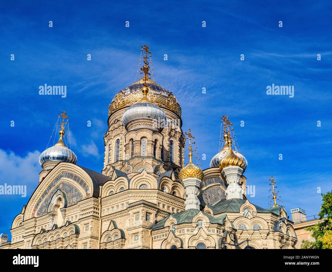 18 Settembre 2018: San Pietroburgo, Russia - Chiesa dell Assunzione di Maria, sul Neva terrapieno, dettaglio dell'architettura fantastica e la onio Foto Stock