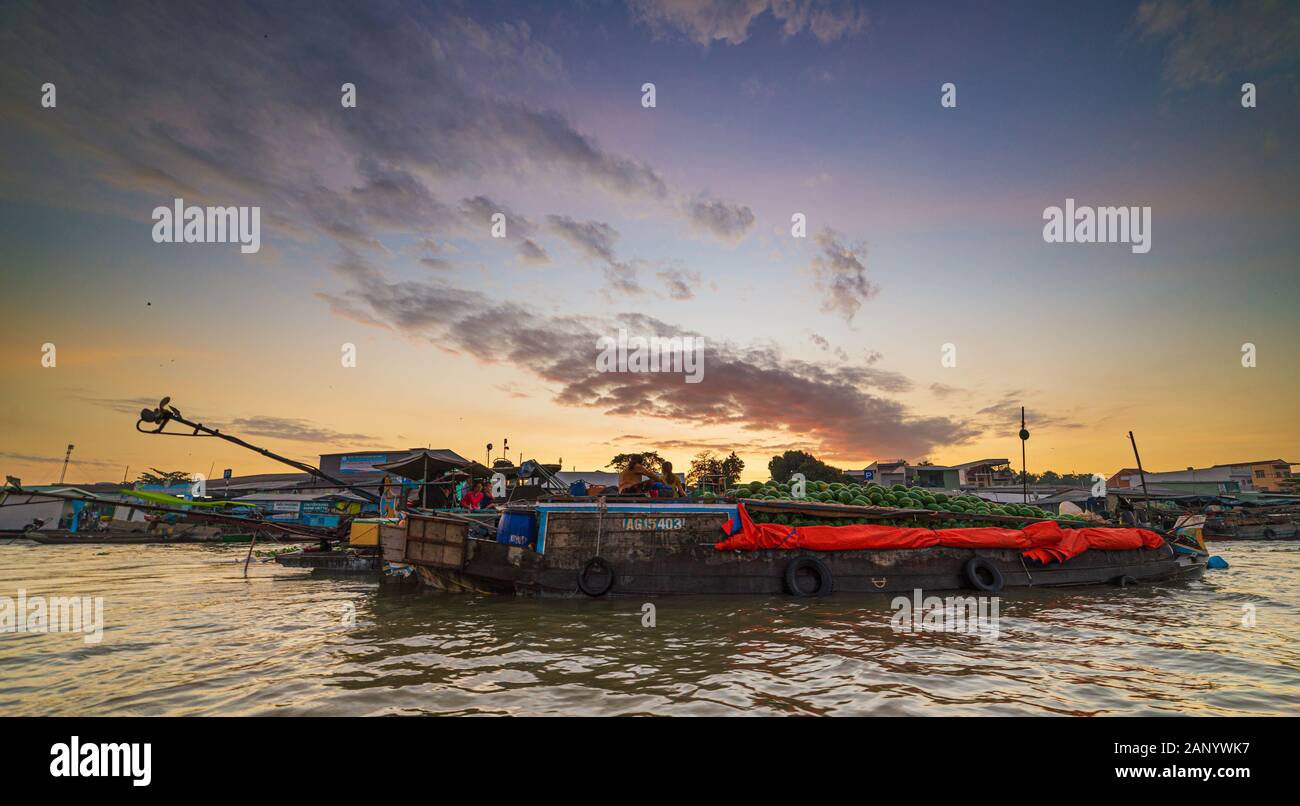 Can Tho, Vietnam - Gennaio 7, 2020: Cai Rang mercato galleggiante di sunrise, barche vendita all'ingrosso di frutta e merci sul Can Tho Fiume Mekong Delta regio Foto Stock