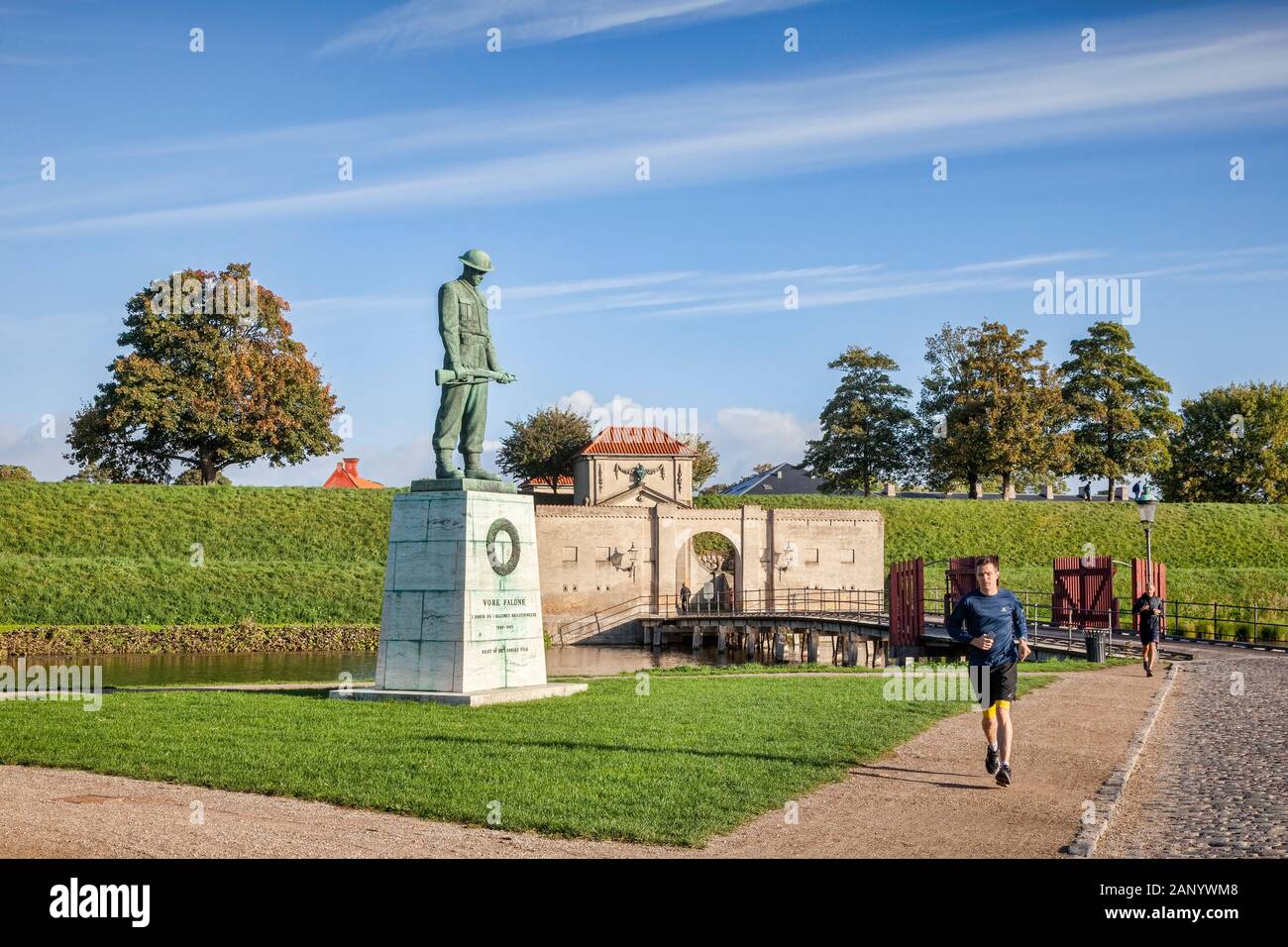 23 Settembre 2018: Copenaghen, Danimarca - Guide passando il Memoriale di guerra all'entrata di Kastellet, una fortezza del diciassettesimo secoloi che è ancora un acti Foto Stock