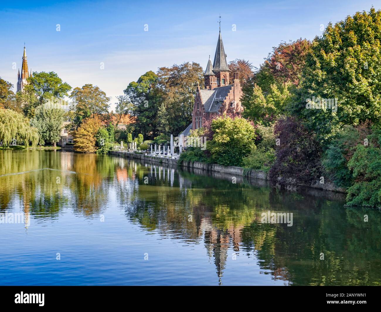 Minnewater, o gli amanti " Lago, a Bruges, Fiandre Occidentali, Belgio. Il Kasteel Minnewater ristorante è sulla sponda orientale. Foto Stock