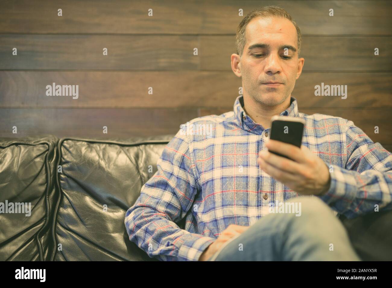 Maturo uomo persiano rilassante all'interno del coffee shop Foto Stock