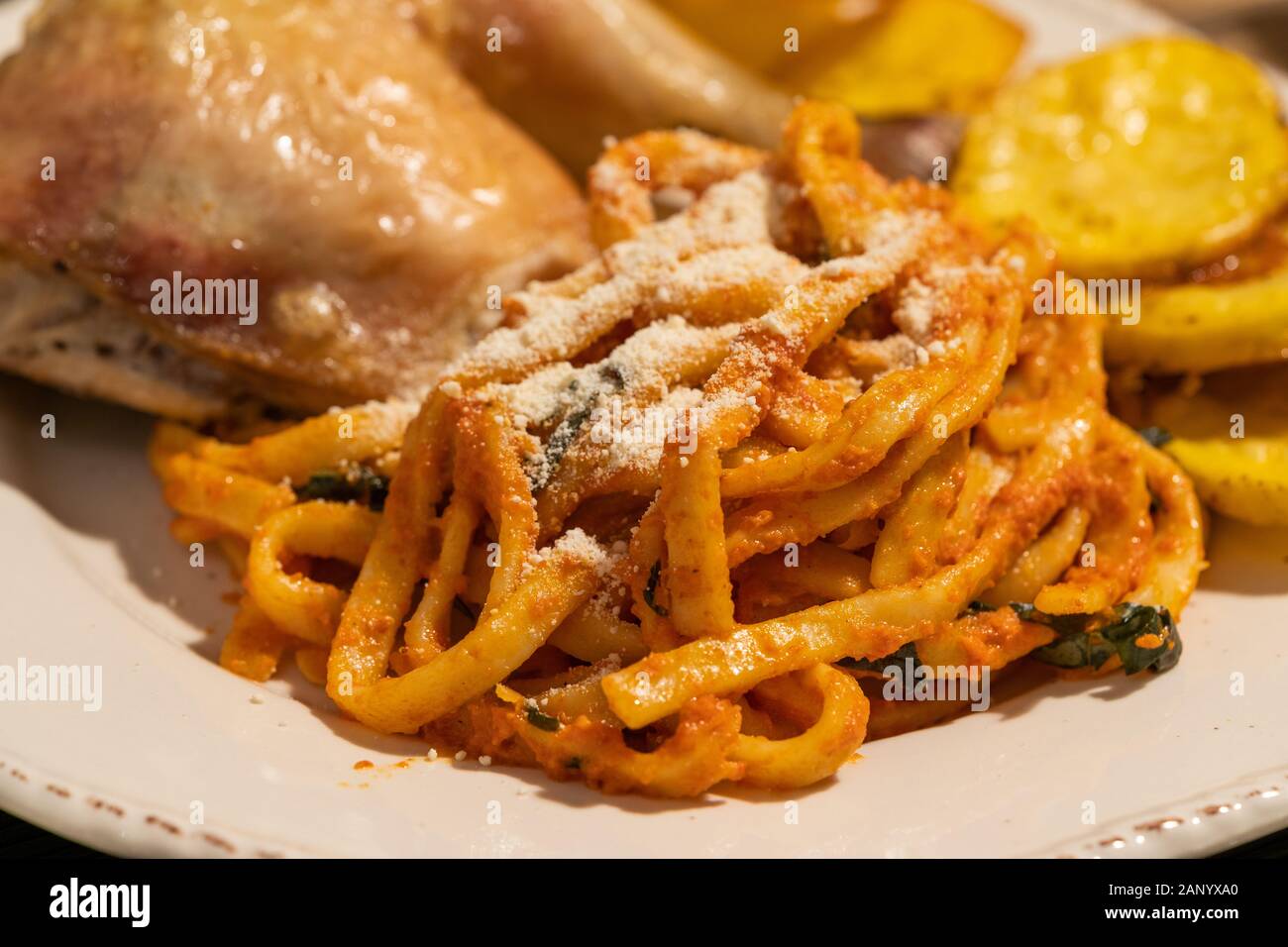 Tagliatelle con salsa di pomodoro basilico parmigiano, il pollo e le patate. Organici alimentari tradizionali. Foto Stock