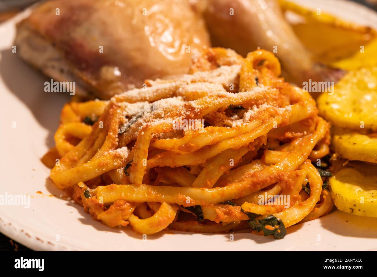 Tagliatelle con salsa di pomodoro basilico parmigiano, il pollo e le patate. Organici alimentari tradizionali. Foto Stock