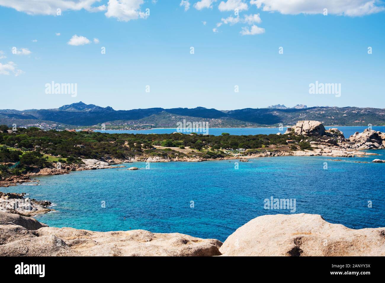 BAJA Sardinia, Italia - 21 settembre 2017: una vista della costa di Baja Sardinia in Costa Smeralda, in Sardegna, Italia Foto Stock