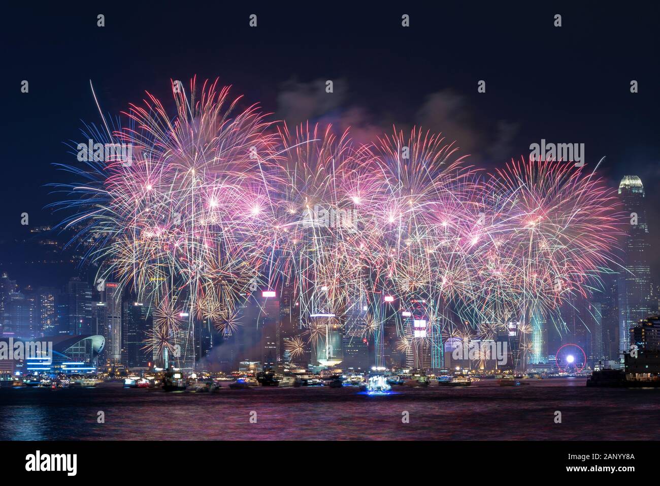 Hong Kong - Ottobre 01. 2018 - fuochi artificiali per la festa nazionale cinese, vista panoramica da Tsim Sha Tsui Promenade verso l'Isola di Hong Kong. Foto Stock
