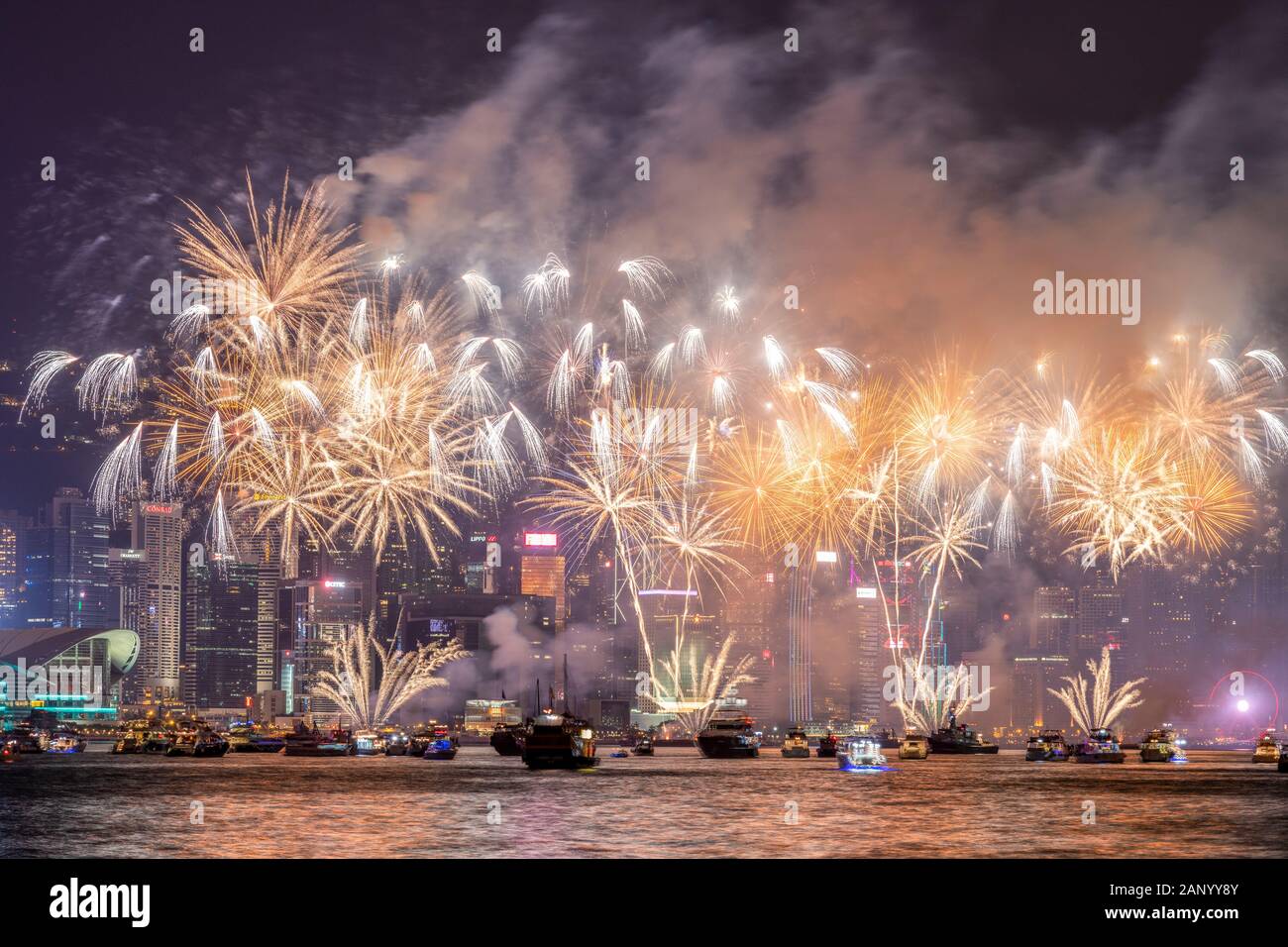 Hong Kong - Ottobre 01. 2018 - fuochi artificiali per la festa nazionale cinese, vista panoramica da Tsim Sha Tsui Promenade verso l'Isola di Hong Kong. Foto Stock