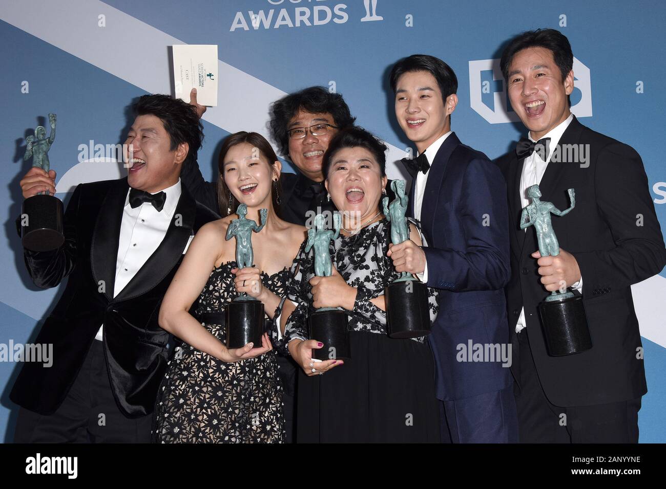 Gennaio 19, 2020, Los Angeles, CA, Stati Uniti d'America: LOS ANGELES - Jan 19: Kang-Ho canzone, Bong JOON-HO, così-dam Park, Jeong-eun Lee, Sun-kyun Lee, Woo-sik Choi presso la ventiseiesima Screen Actors Guild Awards presso lo Shrine Auditorium on gennaio 19, 2020 a Los Angeles, CA (credito Immagine: © Kay Blake/ZUMA filo) Foto Stock