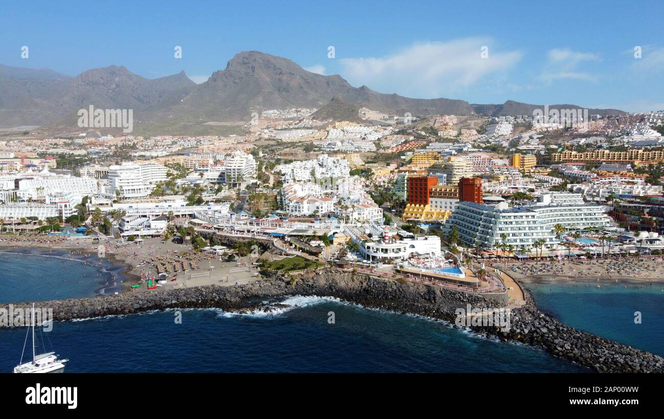 Playa de Torviscas con sullo sfondo la città di Torviscas , Costa Adeje (sinistra) e San Eugenio (destra) Foto Stock
