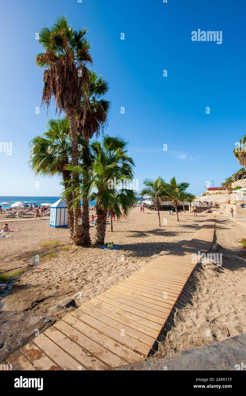 Isola Canarie TENERIFE, Spagna - 27 Dic, 2019: Escursionisti su Playa El Duque. È una delle più famose spiagge di Tenerife. Foto Stock