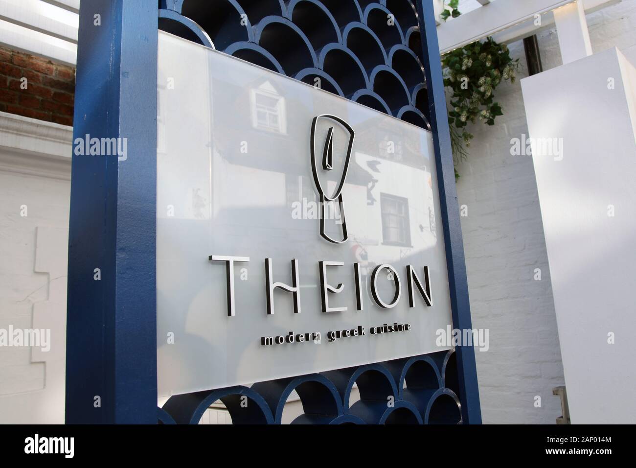 THEION moderna cucina greca ristorante, situato sulla Chapel Street, Guildford, Surrey, Regno Unito, Gennaio 2020 Foto Stock
