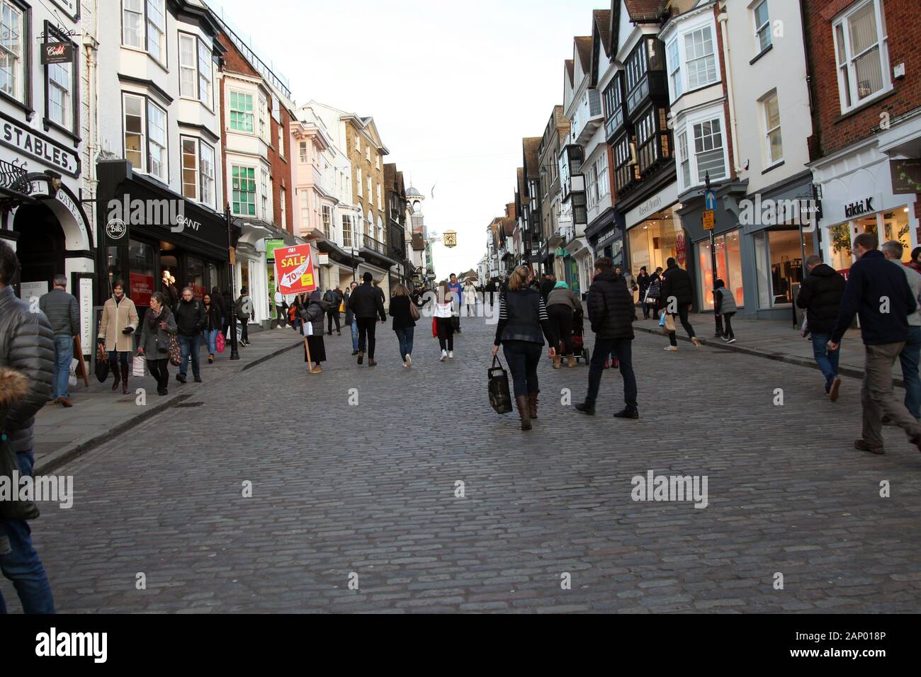 Guardando a est fino Guildford High Street shopping in un pomeriggio invernale, Guildford, Surrey, Regno Unito, gennaio 2020 Foto Stock
