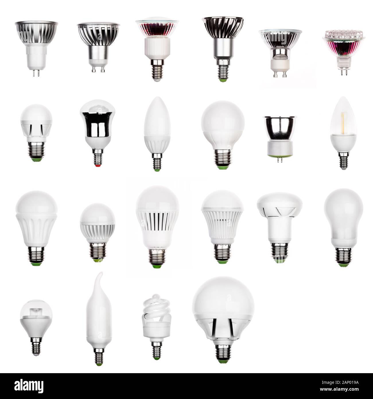 Set di lampadine LED lampade con prese differenti isolati su bianco. Set di lampadine. Foto Stock