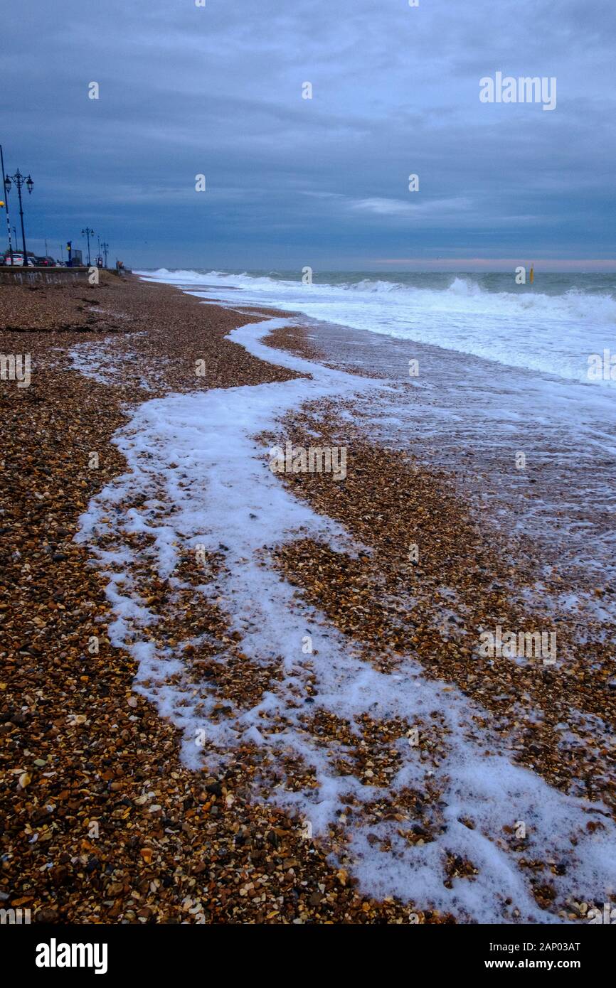 Southsea è una stazione balneare e una zona geografica, situata a Portsmouth. La spiaggia di Southsea è per lo più ghiaia di selce. Foto Stock