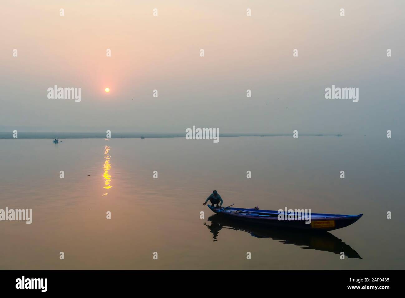 Piccole barche sul Fiume Gange al tramonto, Varanasi, Uttar Pradesh, India Foto Stock