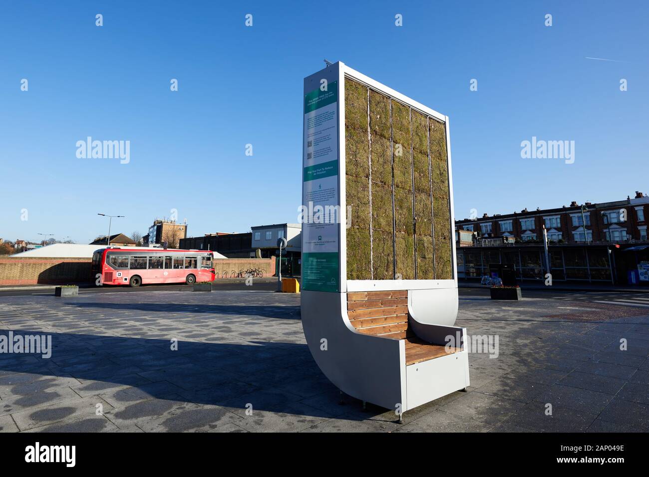 Leytonstone, Regno Unito - Jan 19, 2020: CityTree aria esterna sistema di pulizia, installato a Leytonstone Stazione per migliorare la qualità dell'aria iin Il London Borough of Waltham Forest. Foto Stock