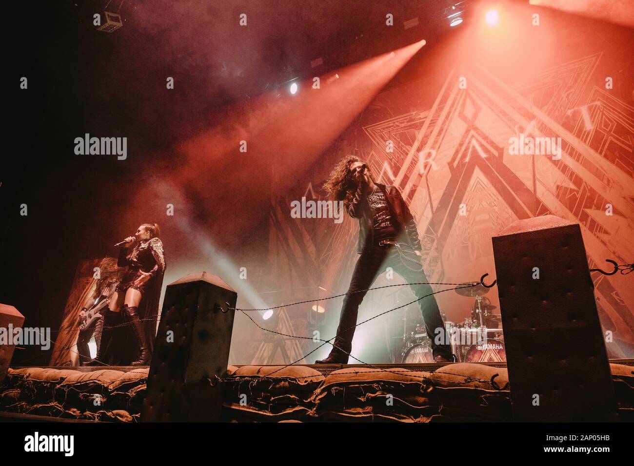 Zurigo, Svizzera. 17th, Gennaio 2020. La svedese heavy metal band Amaranthe esegue un concerto dal vivo al Hallenstadion di Zurigo. Qui cantanti Elize Ryd (L) e Nils Molin (R) vengono visti dal vivo sul palco. (Photo credit: Gonzales foto - Tilman Jentzsch). Foto Stock