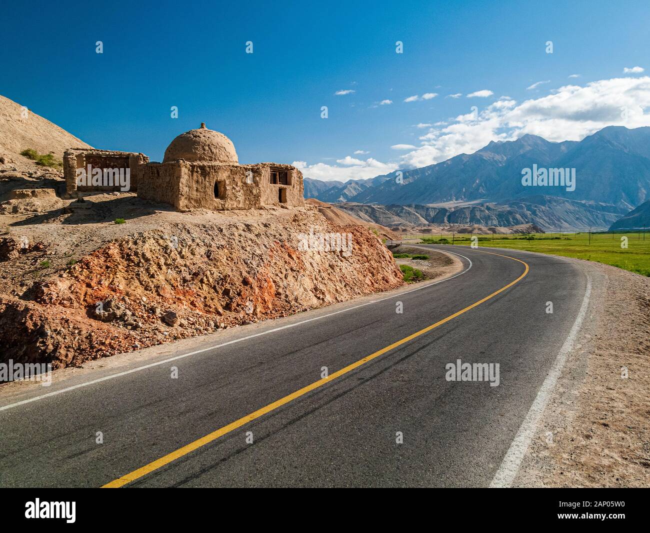 Moschea rovinata sulla strada per Kashgar Foto Stock