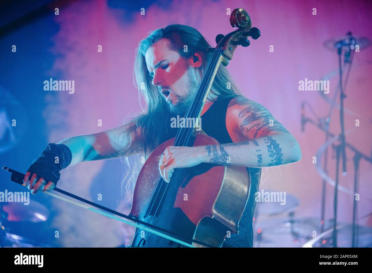 Zurigo, Svizzera. 17th, Gennaio 2020. Il finlandese violoncello metal band Apocalyptica esegue un concerto dal vivo al Hallenstadion di Zurigo. Qui il violoncellista e musicista Perttu Kivilaakso è visto dal vivo sul palco. (Photo credit: Gonzales foto - Tilman Jentzsch). Foto Stock