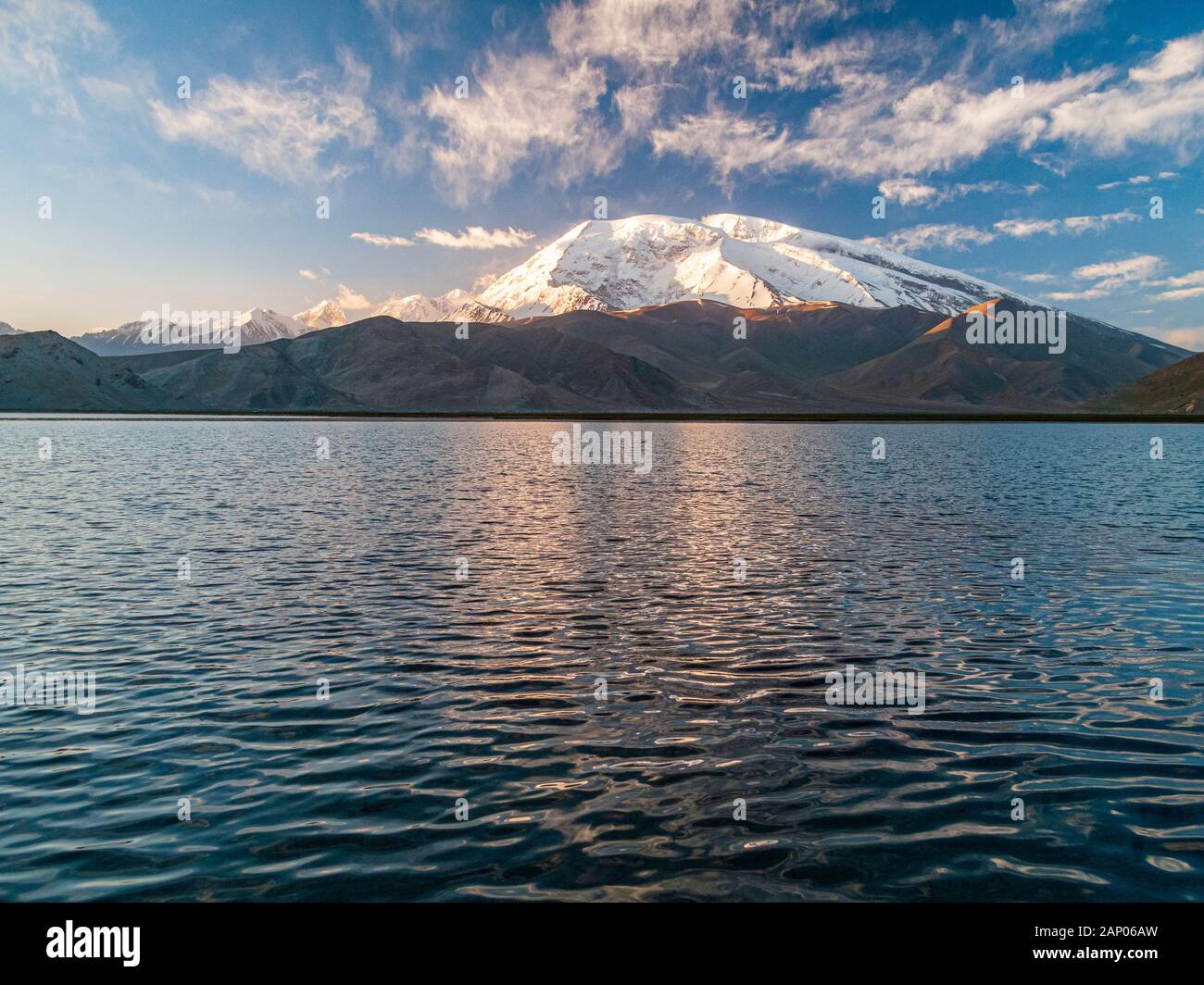 Lago di Karakuli e Muztag Ata (7546m), una delle vette più alte di Pamir Foto Stock