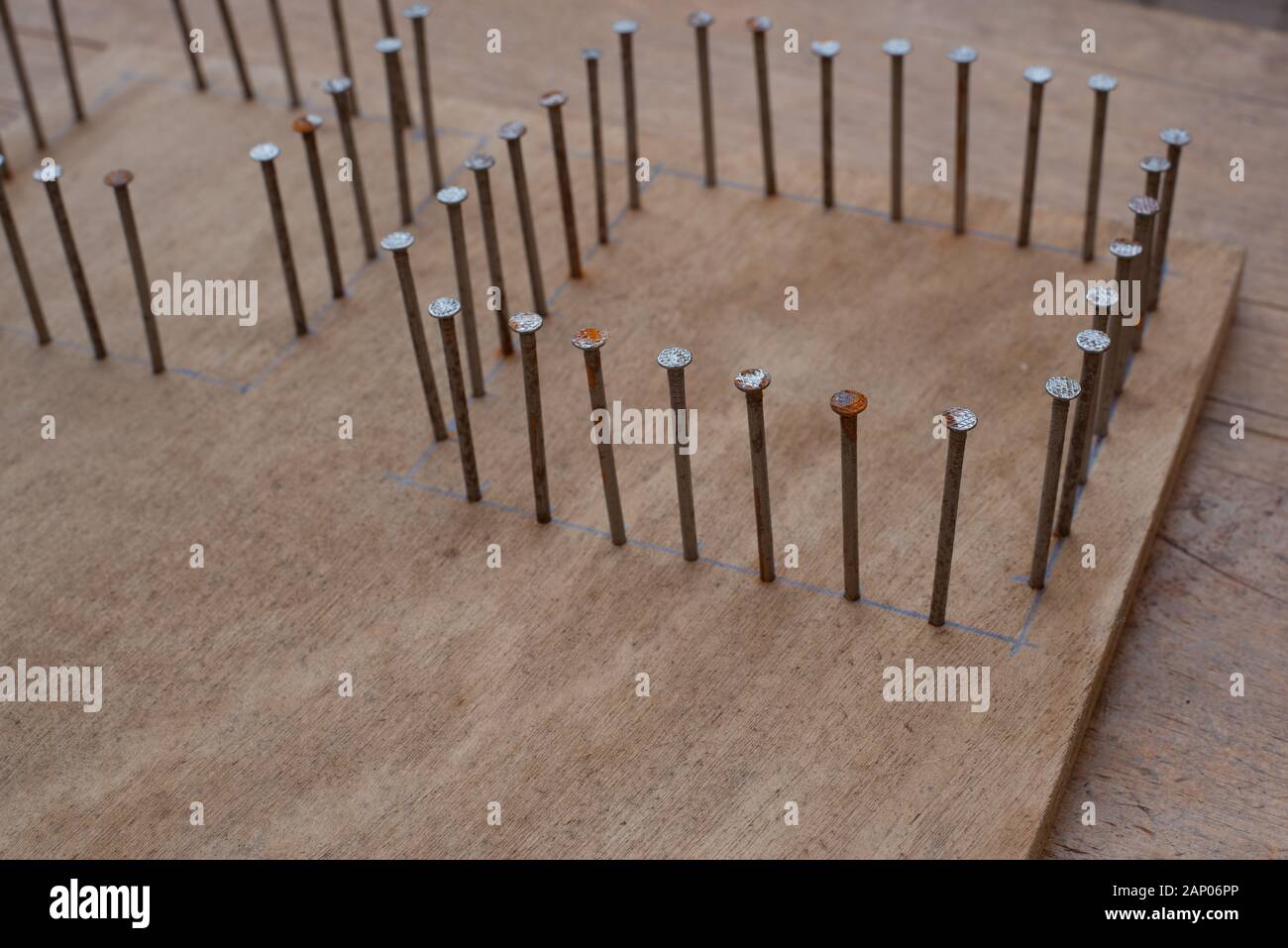 Home realizzati su telaio per rendere Tawashi. Chiodi metallici nella  tavola di legno,tawashi spugna Foto stock - Alamy