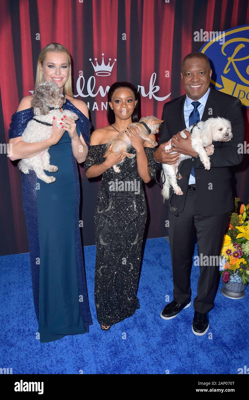 Rebecca Romijn, Gabby Douglas e Rodney Peete alla registrazione dell'Hallmark Channel TV show 'American Rescue Dog Show 2019' nel Barker Hangar. Santa Monica, Gennaio 19, 2020 | Utilizzo di tutto il mondo Foto Stock