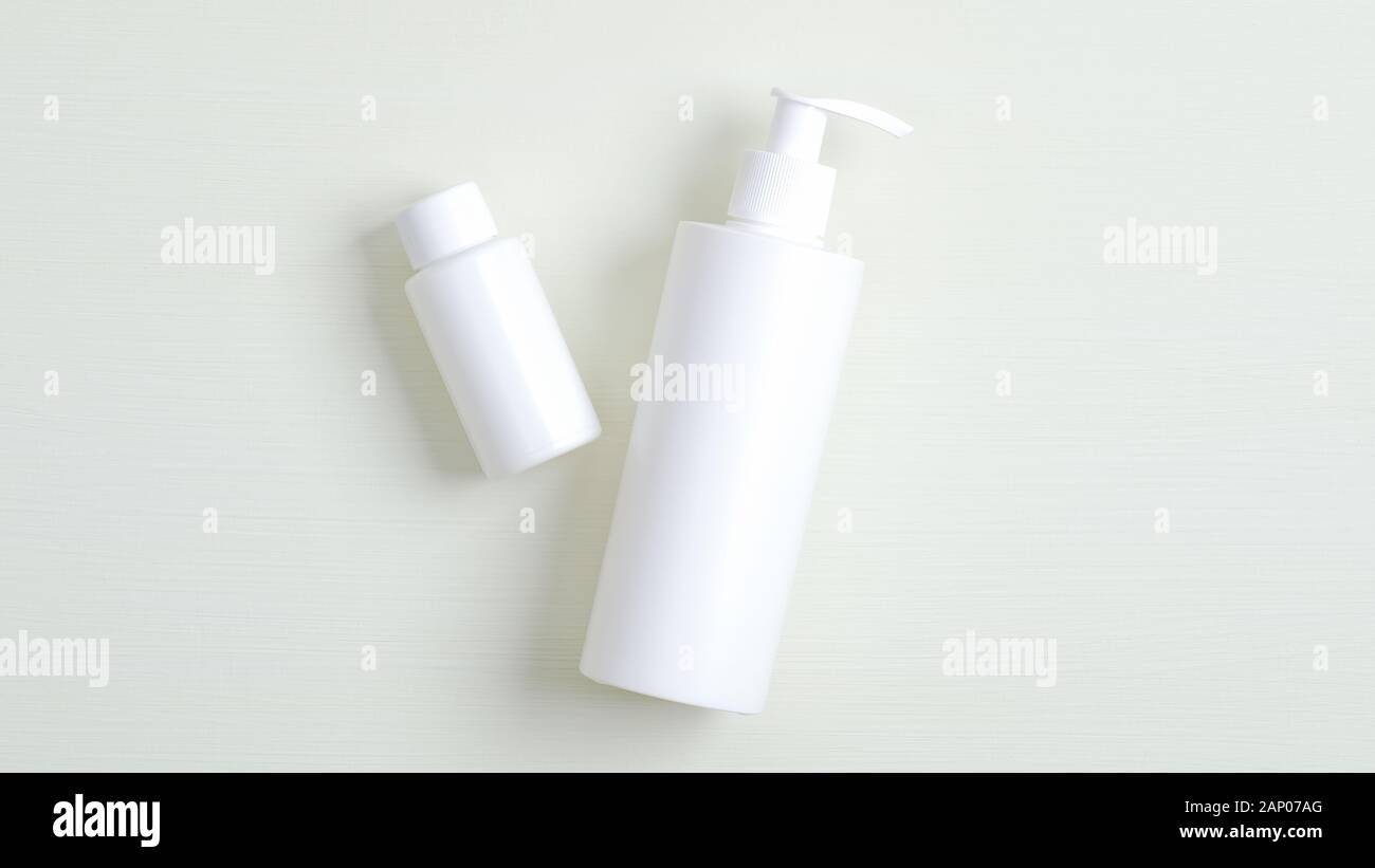 Bottiglia di plastica bianca con pompa e olio essenziale per capelli branding contenitore mockup. Cosmetici SPA, shampoo e lozione confezione Foto Stock