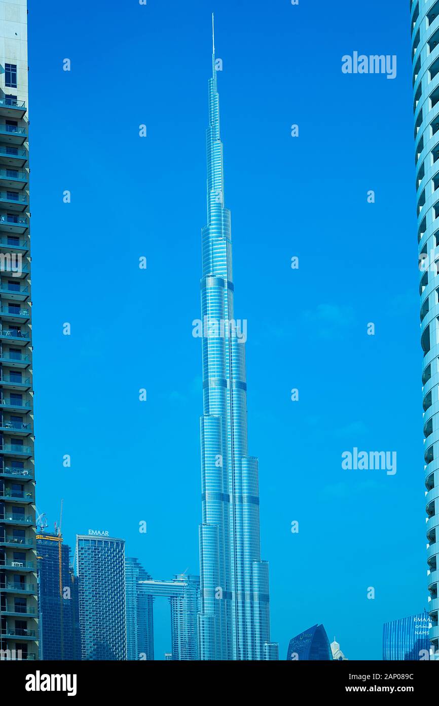 Paesaggio urbano con il famoso Burdj Khalifa su Blue Sky Foto Stock