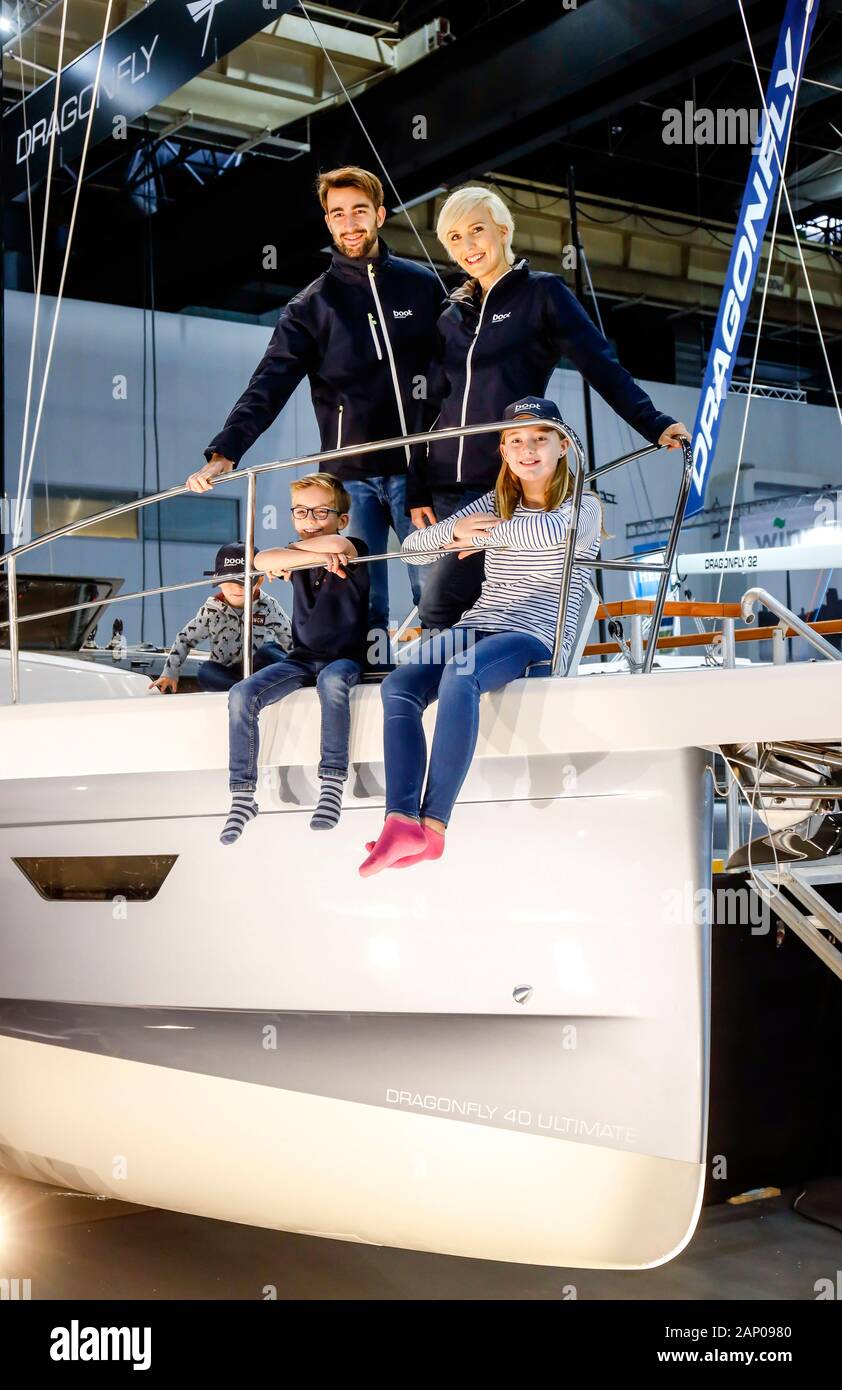 Duesseldorf, nella Renania settentrionale-Vestfalia, Germania - Fiera barca Duesseldorf, modello di famiglia pone al Dragonfly 40, un trimarano del danese shipya Quorning Foto Stock