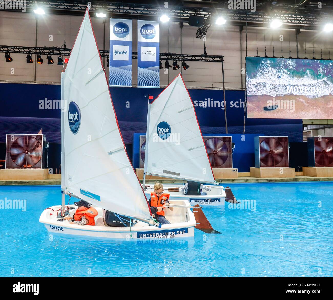Duesseldorf, nella Renania settentrionale-Vestfalia, Germania - Fiera barca Duesseldorf, i bambini nella scuola di vela. Duesseldorf, Nordrhein-Westfalen, Deutschland - Foto Stock