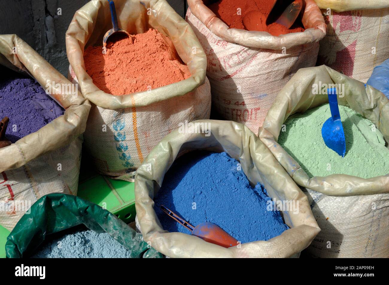 Sacchi di pigmenti colorati, polvere, vernice o coloranti sul display di stallo del Mercato nella Città Vecchia o Medina Chefchaouen o Chaouen Marocco Foto Stock