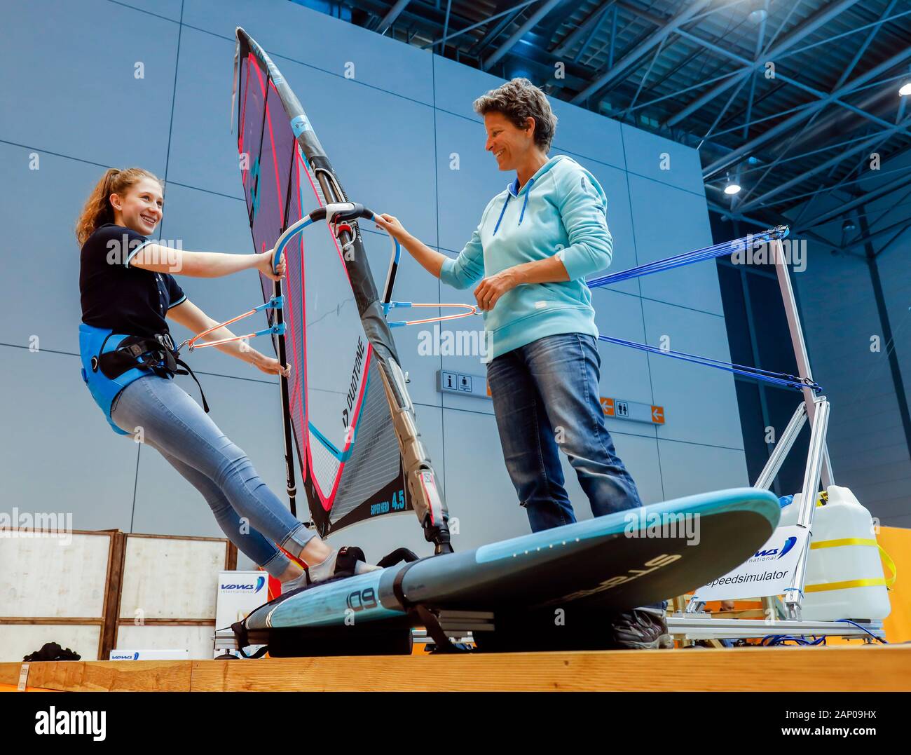 Duesseldorf, nella Renania settentrionale-Vestfalia, Germania - Fiera Boot Duesseldorf, modello Lea pone con il windsurfer svizzero, campione del mondo di Karin Jaggi sul sur Foto Stock