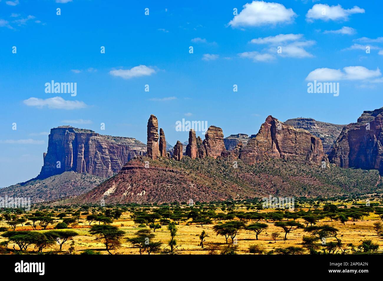 Koraro pinnacoli in Gheralta massiccio montuoso, la parte settentrionale della Rift Valley orientale africana, vicino Hazwien, Tigray, Etiopia Foto Stock