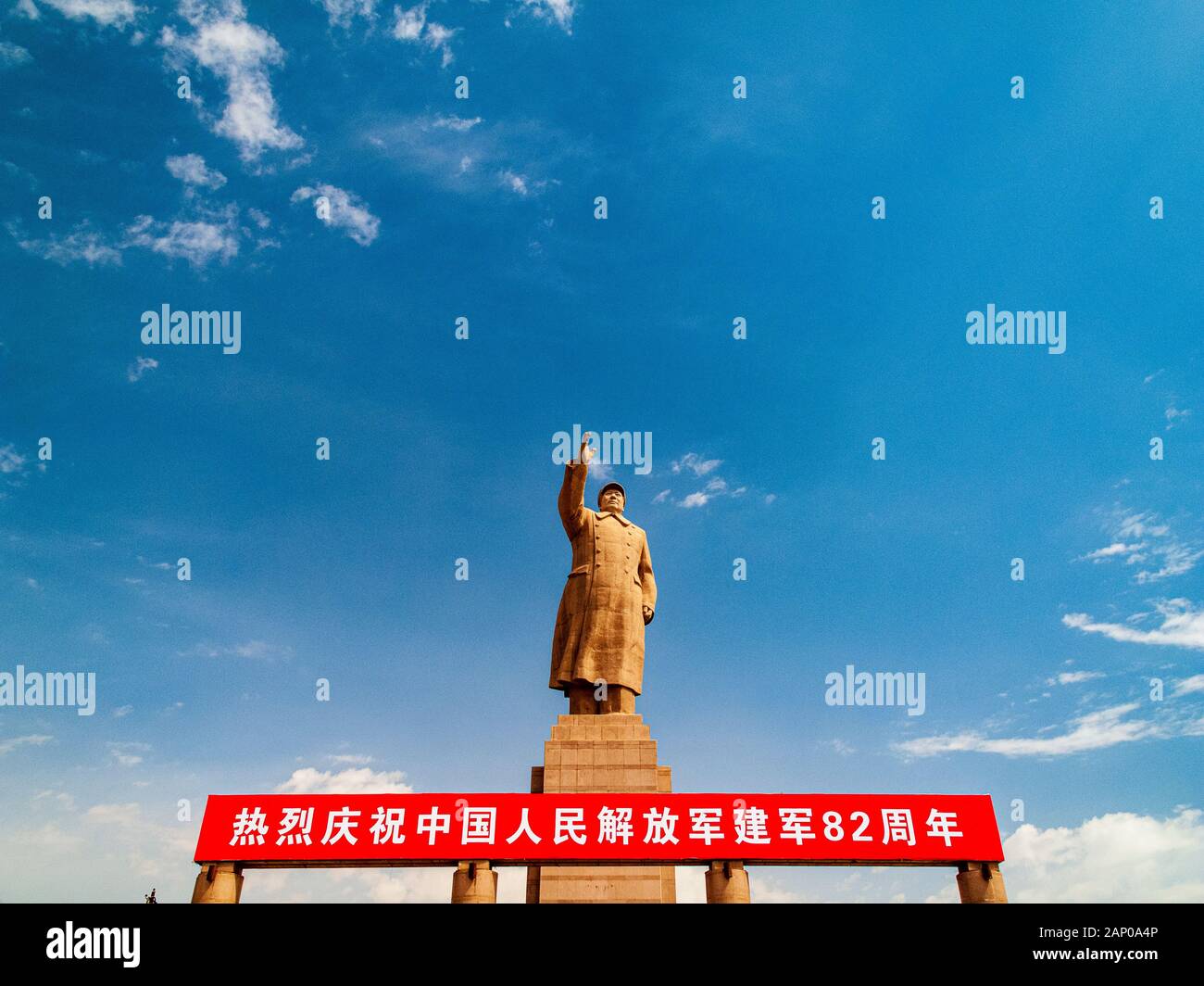 Monumento di Mao Zedong nel centro della parte vecchia distrutta dell'Oasi Foto Stock