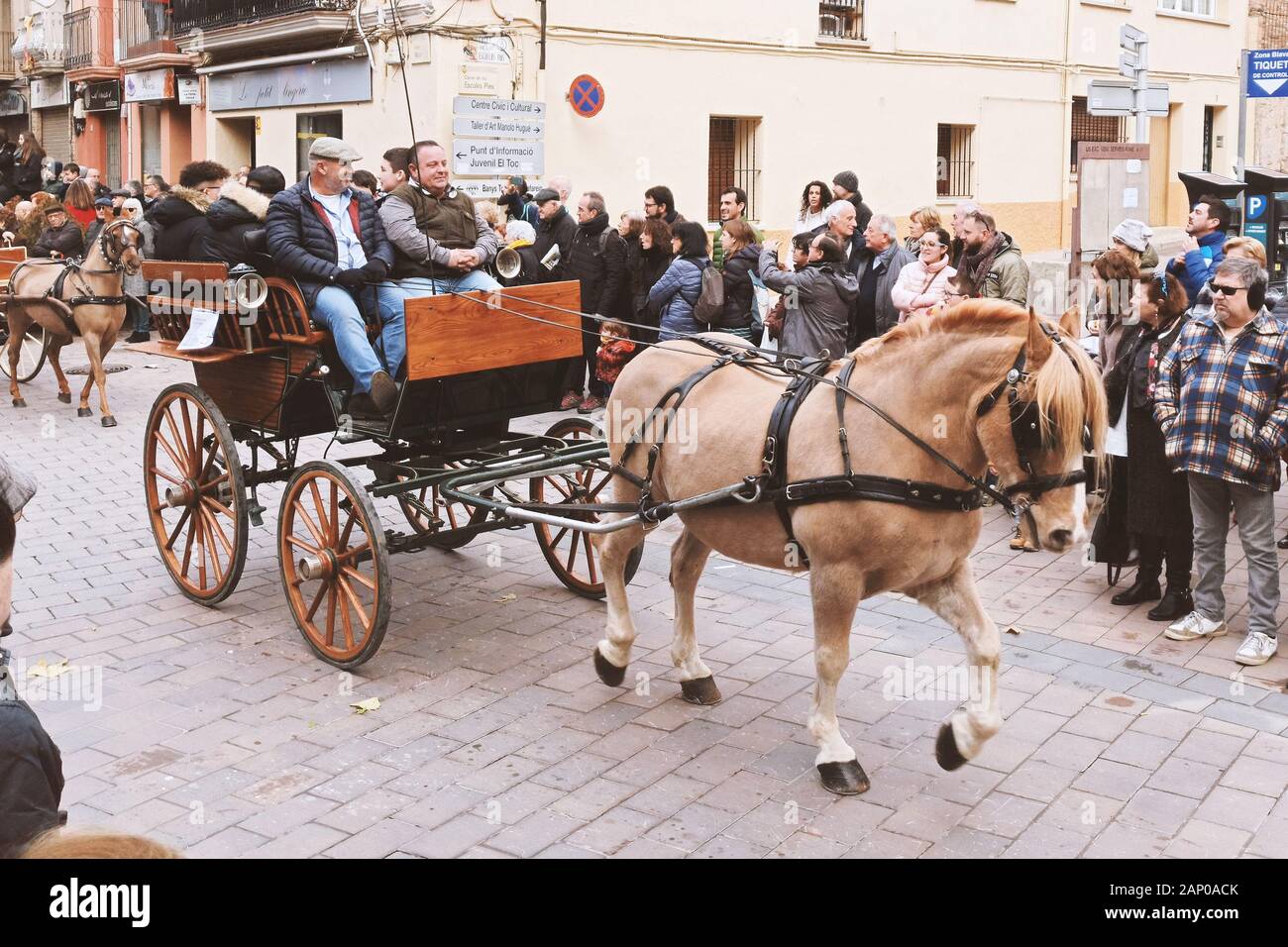 CALDES DE MONTBUI, gennaio 19: carro tirato dai cavalli durante il catalano Sant Antoni tradizionale festa il 19 gennaio 2020 a Barcellona Foto Stock