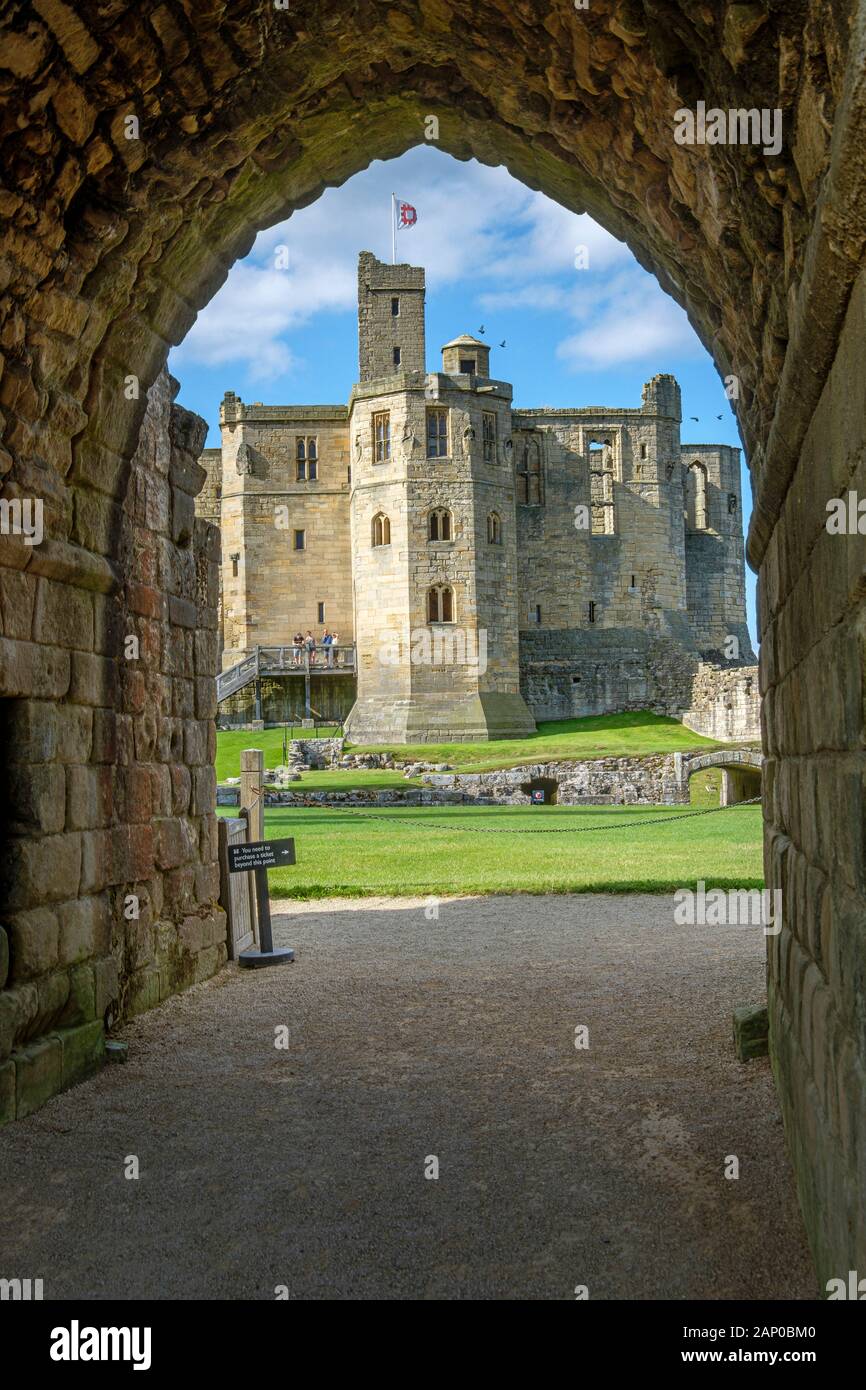 Il castello di Warkworth visto attraverso l'arco d'ingresso. Foto Stock