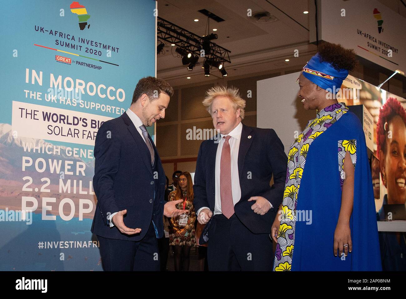 Il primo ministro Boris Johnson visite il Pavegen stand, una società che converte orme in energia, in corrispondenza della zona dell'innovazione durante il REGNO UNITO-Africa Investment Summit al Intercontinental Hotel di Londra. Foto di PA. Picture Data: lunedì 20 gennaio, 2020. Vedere PA storia politica Johnson. Foto di credito dovrebbe leggere: Leon Neal/PA FILO Foto Stock