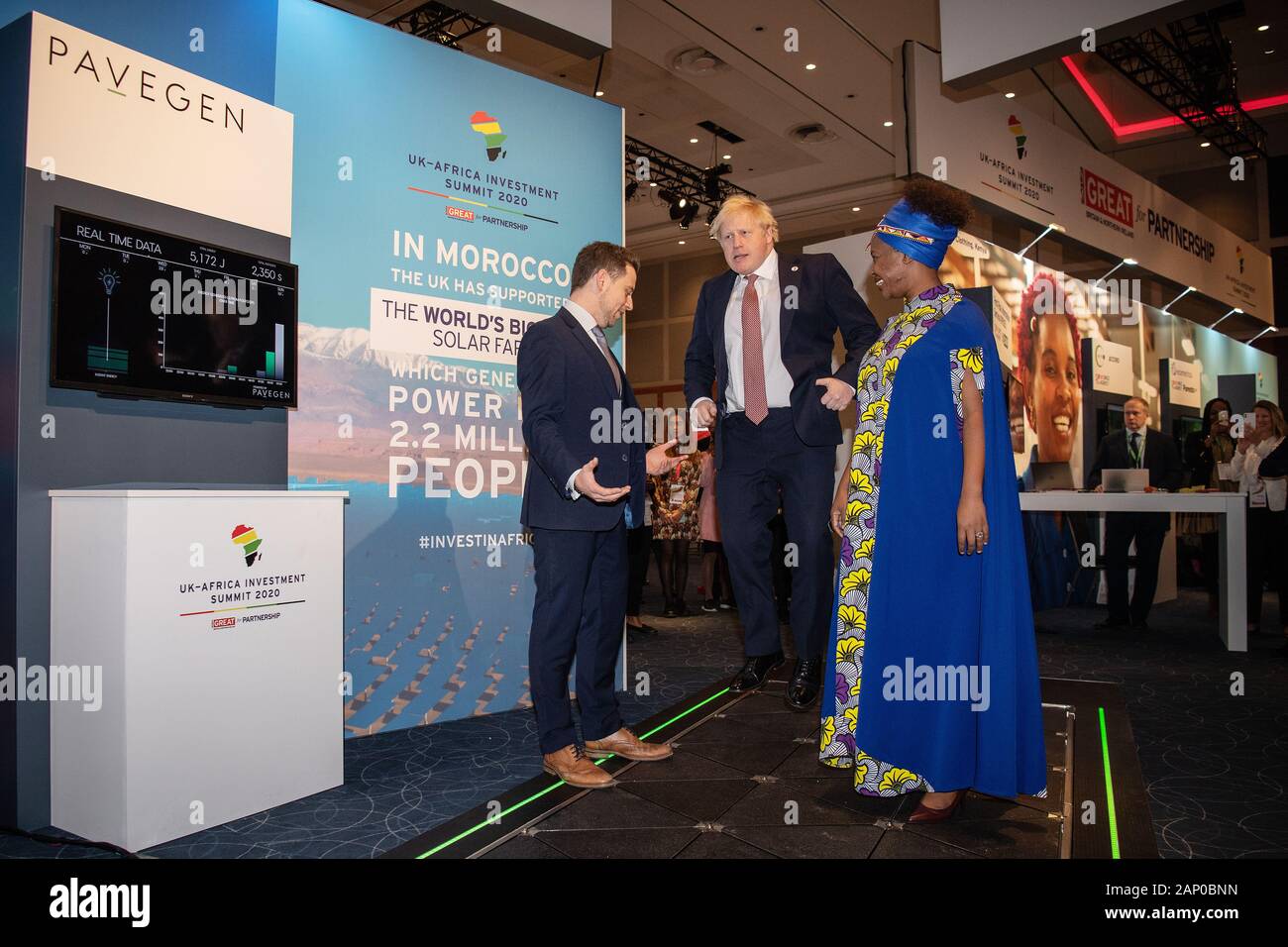 Il primo ministro Boris Johnson visite il Pavegen stand, una società che converte orme in energia, in corrispondenza della zona dell'innovazione durante il REGNO UNITO-Africa Investment Summit al Intercontinental Hotel di Londra. Foto di PA. Picture Data: lunedì 20 gennaio, 2020. Vedere PA storia politica Johnson. Foto di credito dovrebbe leggere: Leon Neal/PA FILO Foto Stock